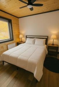 una camera da letto con un grande letto bianco con soffitto di All About ME Loft a Montague