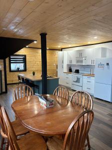 una cucina e sala da pranzo con tavolo e sedie in legno di All About ME Loft a Montague