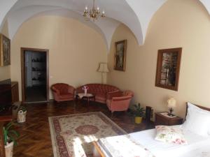 een slaapkamer met een bed en een woonkamer bij Gothic House in Sibiu