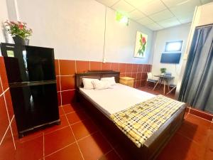 a small bedroom with a bed in a room at La Mera Homestay in Ben Tre