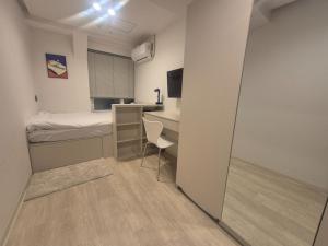 a small room with a desk and a bed and a deskictericter at Seoul On Stay in Seoul