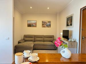 a living room with a couch and a table at Bella Todi Apartment in Todi