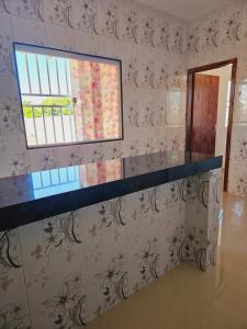 a room with a counter and a window on the wall at Cantinho das Joaninhas in Prado