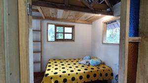 a bedroom with a bed in a tiny house at Centro Holístico Allpa Samay in Estación El Salto