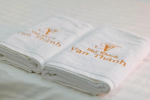 a pile of towels sitting on top of a bed at Nhà Khách Vạn Thành in Cà Mau +75 photos