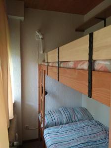 Ein Etagenbett oder Etagenbetten in einem Zimmer der Unterkunft Cecilia Apartman