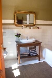 een badkamer met een wastafel, een spiegel en een bad bij Haus am Salinenweg in Grassau