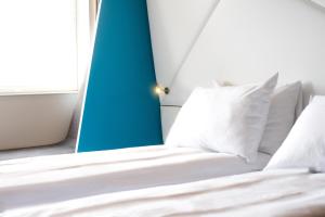 מיטה או מיטות בחדר ב-Magic Hotel Solheimsviken