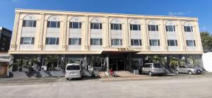 a large building with cars parked in a parking lot at Townhouse Oak Vera Hotel Near Clark International Airport in Angeles +49 photos