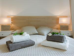フィレンツェにあるGelsomino Apartmentのベッドルーム1室(枕2つ付)