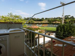 フィレンツェにあるGelsomino Apartmentのバルコニーからサッカーの試合を望めます。