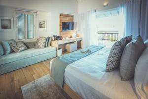 a living room with a bed and a couch at CaranaBeach in Glacis