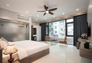 ein Schlafzimmer mit Bett und Deckenventilator in der Unterkunft Diamond Light Hotel in Hanoi