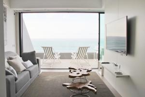 A television and/or entertainment centre at Penthouse Over The Sea