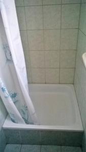 W łazience znajduje się biała wanna z zasłoną prysznicową. w obiekcie Apartments Zambratija w mieście Zambratija +22 zdjęcia
