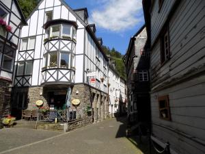 eine Gasse in einer Altstadt mit weißen Gebäuden in der Unterkunft Gästehaus Eschbach in Monschau