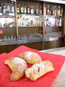 dos croissants sentados en un plato rojo en una mesa en Albergo Maria Cristina, en Esperia