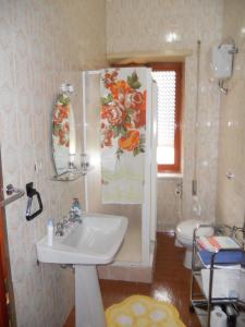 a bathroom with a sink and a toilet at Albergo Maria Cristina in Esperia