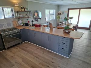 a kitchen with a wooden counter top in a room at Omidraai Opihoek in Boknes