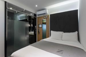 Un pat sau paturi într-o cameră la The Z Hotel Piccadilly