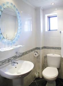 ジェラブナにあるHouse of Bardoのバスルーム(トイレ、洗面台、鏡付)