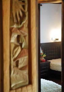 ジェラブナにあるHouse of Bardoの木製のドアからベッドルームの景色を望めます。