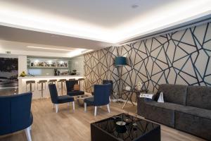 a living room with a patterned wall at Hotel Genesis in Fátima
