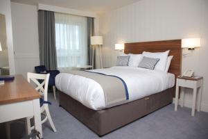سرير أو أسرّة في غرفة في Waterfront Hotel Dungloe