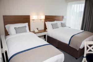 سرير أو أسرّة في غرفة في Waterfront Hotel Dungloe