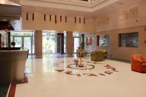 Posezení v ubytování The Samrat Hotel near Pune Railway Station