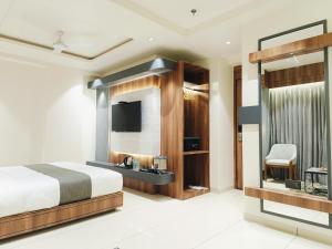 Giường trong phòng chung tại Hotel Maskan, Surat