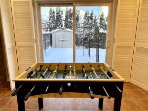 ein Zimmer mit einem Tisch und einem großen Fenster in der Unterkunft Maison Laurier, Modern 5B4B Home Inc BSMT Free parking, Close to trails in Richmond Hill