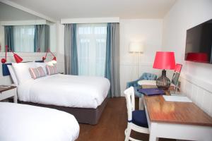 سرير أو أسرّة في غرفة في Waterfront Hotel Dungloe