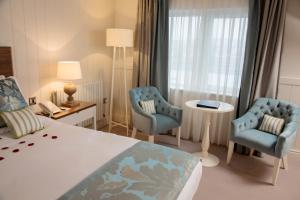 سرير أو أسرّة في غرفة في Waterfront Hotel Dungloe