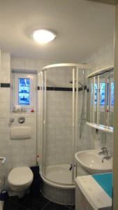 a bathroom with a tub and a toilet and a sink at Fewo Meeresleuchten - Strandkorb auf Balkon, TG in Baabe +10 photos