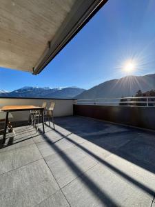 a balcony with a table and a view of a mountain at Panorama Apartment Imst in Imst