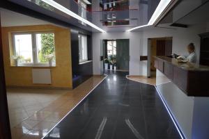 duży korytarz z ladą i osoba w kuchni w obiekcie Hotel Podróżnik w mieście Koszuty