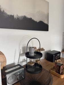 a room with a microwave and a radio on a table at Schöne Aussicht - charmante Ferienwohnung mit Pool und Sauna in Bad Harzburg in Bad Harzburg