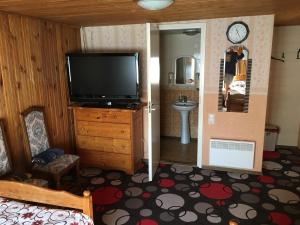 TV a/nebo společenská místnost v ubytování Tolli Hostel & Holiday House