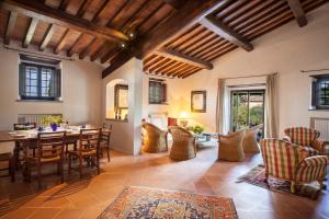 uma grande sala de estar com mesa e cadeiras em Villa privata per famiglie o amici em Barberino di Val dʼElsa