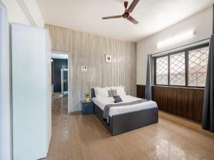 En eller flere senge i et værelse på Palette Bubble Nest Villa | 2BHK | Jacuzzi | Pool | Lonavala + 38 billeder