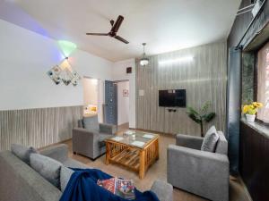 Et tv og/eller underholdning på Palette Bubble Nest Villa | 2BHK | Jacuzzi | Pool | Lonavala