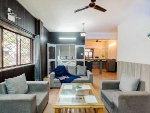 Et opholdsområde på Palette Bubble Nest Villa | 2BHK | Jacuzzi | Pool | Lonavala