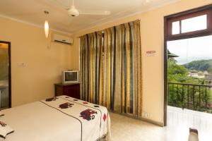 1 dormitorio con 1 cama y balcón en Amanda Hills, en Kandy