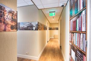 Knihovna v hotelu + 64 fotografií