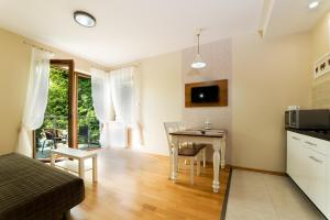 Televízia a/alebo spoločenská miestnosť v ubytovaní Apartament Rozgwiazda