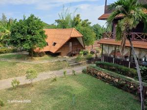 an aerial view of a house with a yard at สายชลวิว ริเวอร์แคว in Ban Wang Yen
