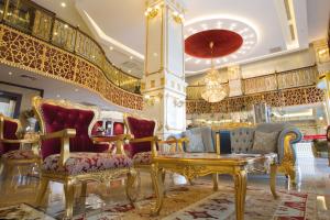 eine Lobby mit Goldmöbeln und einer Treppe in der Unterkunft World Point Hotel Istanbul in Istanbul