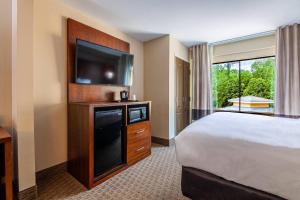 En eller flere senge i et værelse på Comfort Suites Morrow- Atlanta South