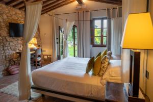 ein Schlafzimmer mit einem großen Bett in einem Zimmer in der Unterkunft Borgo San Luigi in Monteriggioni + 91 Fotos